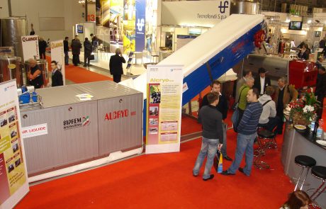 ALCRYO 100 — технология мгновенного охлаждения винограда Технологии холодной мацерации. Для бережного охлаждения целой ягоды используются установки Siprem Alcryo, позволяющие сохранить свежесть и ароматику до начала винификации.